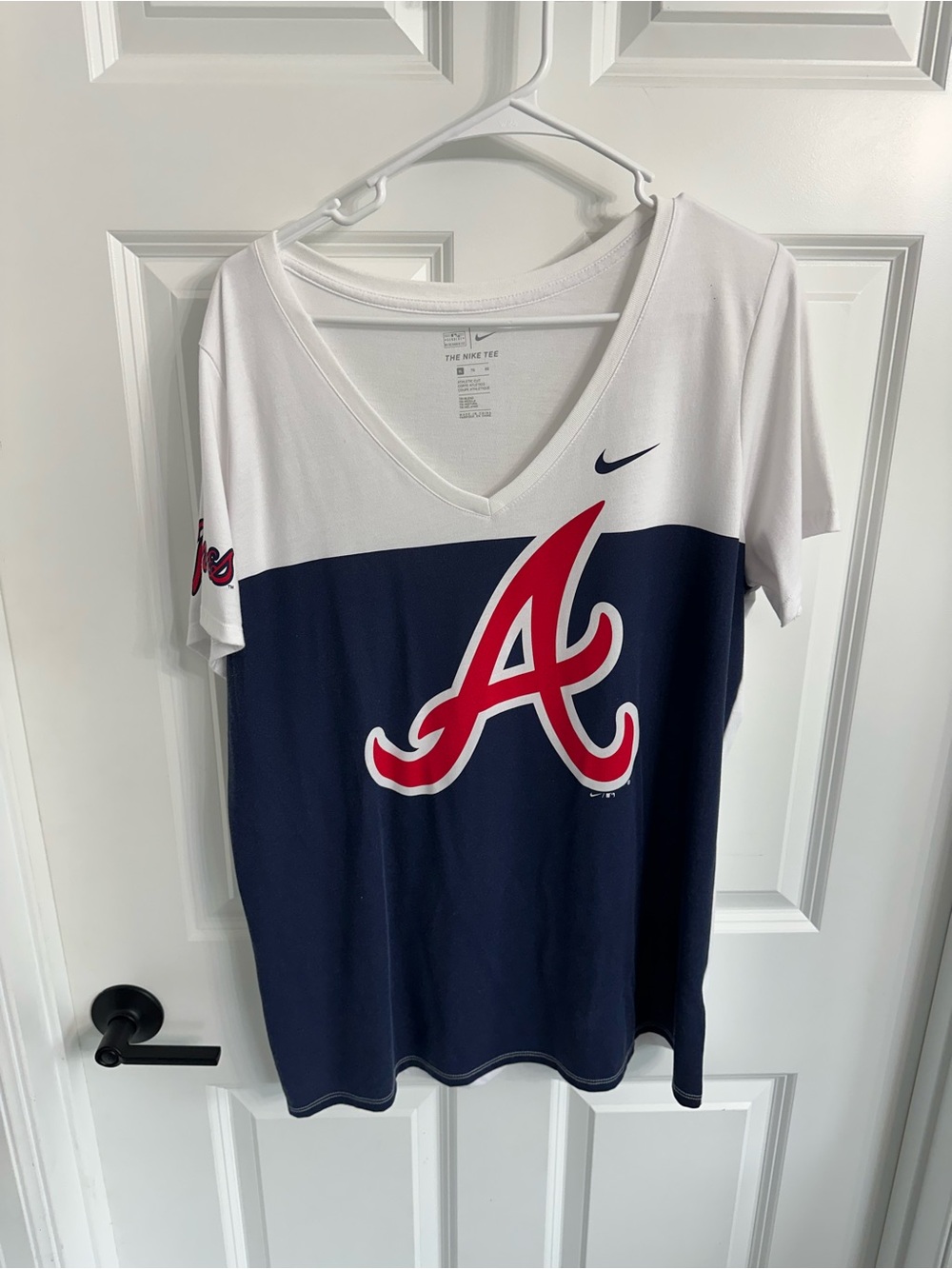 Nike Tee V Neck Atlanta Braves T Shirt Women’s Size XL